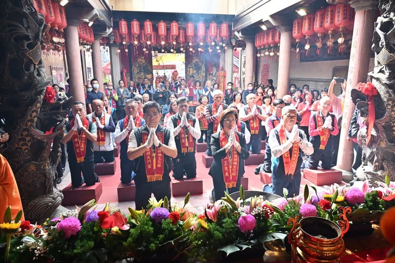 2025彰化縣媽祖祈福文化節21日在社頭枋橋頭天門宮登場，13尊媽祖齊聚供民眾參拜，彰化縣長王惠美（前中）及各宮廟代表共同為地方祈福。（彰化縣政府提供）中央社記者鄭維真傳真　114年11月21日