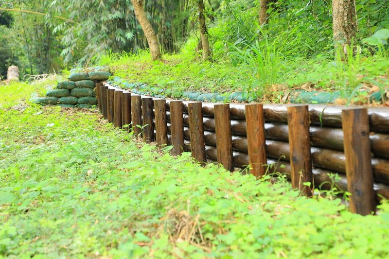 農業部林業及自然保育署南投分署推動國產木構造工程應用，陸續在轄區日月潭、奧萬大、廟前坑等地完成木構造擋土、護坡與排水設施示範，展現木材兼具環境友善與景觀融合的特性。（林業及自然保育署南投分署提供）中央社記者蕭博陽南投縣傳真　114年11月21日