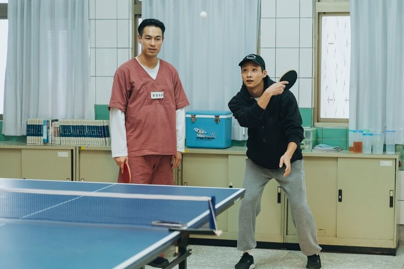 曾是桌球體保生的黃冠智（右）在監所職場喜劇「監所男子囚生記」不僅是演員，也擔任桌球動作設計，包含對打球路、節奏與擊球動作等。圖為黃冠智在片場指導演員、監製楊祐寧（左）。（愛奇藝國際版、壹壹影業提供）中央社記者洪素津傳真　114年11月21日