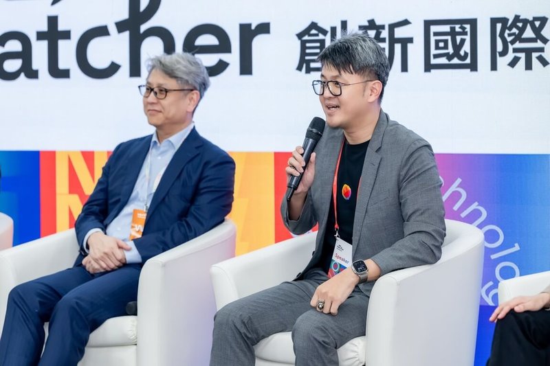 台灣大哥大個人用戶事業商務長林東閔（右）參與「2025 Google Project Hatcher創新國際論壇」，他表示，AI已從傳統的文字問答模式，進化為能依據即時情境生成互動式、客製化介面的智慧體系，未來人機互動將朝更直覺的方向演進，正逐步由「低頭世代」邁向「抬頭世代」。（台灣大提供）中央社記者江明晏傳真　114年11月21日