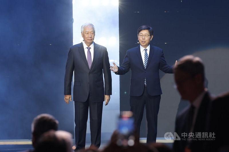 鴻海21日在台北南港展覽館1館舉行年度科技日（HHTD 25）活動，鴻海董事長劉揚偉（右）以專題演講開場，鴻海創辦人郭台銘（左）驚喜現身。中央社記者翁睿坤攝　114年11月21日