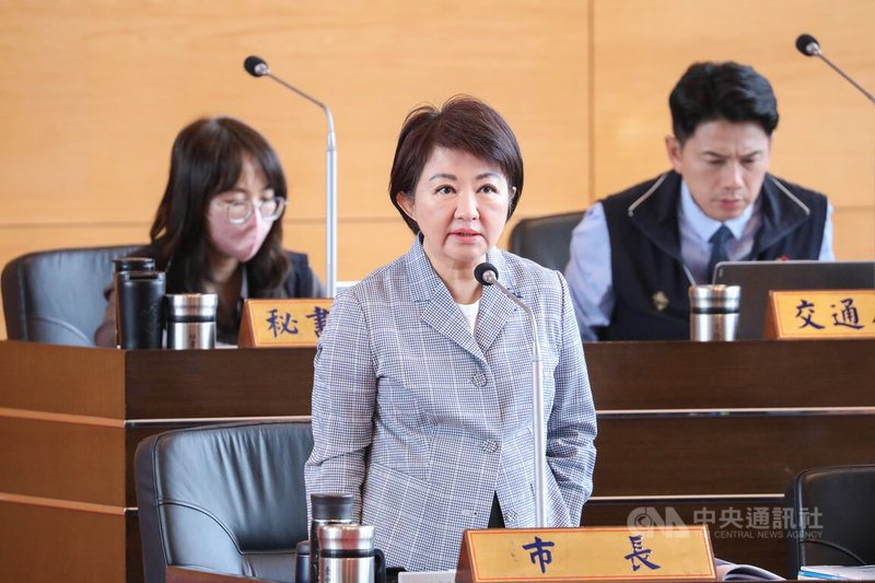 台中市長盧秀燕（前）21日列席台中市議會備詢，有關網紅「賓賓哥（江建樺）」校園直播惹議，她要求影片下架，保護孩子隱私。中央社記者趙麗妍攝　114年11月21日