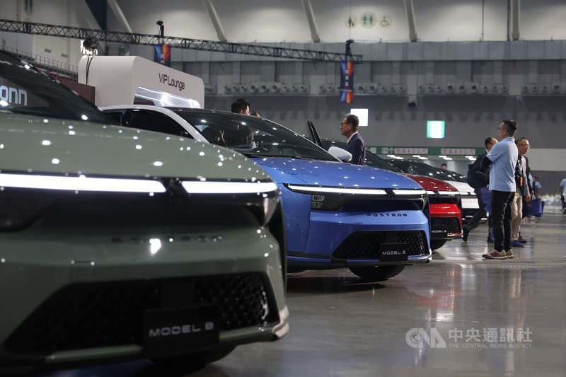 2025鴻海年度科技日（HHTD 25）21日在台北南港展覽館1館盛大登場，此次科技日展區面積創下歷屆紀錄，總共有超過200項產品和技術，圖為現場展示不同配色的Model B。中央社記者翁睿坤攝　114年11月21日