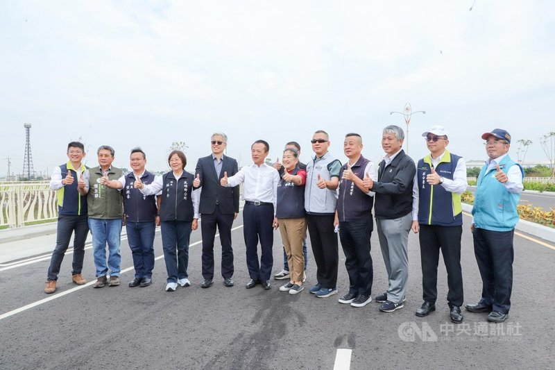 嘉義縣長翁章梁（左6）21日與內政部常務次長吳堂安（左5）視察12月將通車的「民雄頭橋都市計畫特II道路銜接13號及13-2道路工程」。中央社記者蔡智明攝　114年11月21日