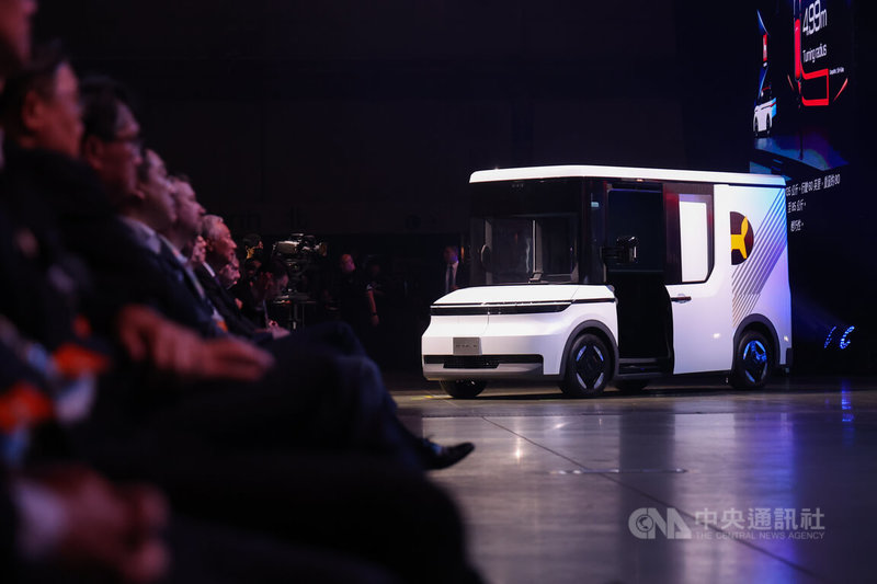 2025鴻海年度科技日（HHTD 25）21日在台北南港展覽館1館盛大登場，現場也展示Model A無人物流車。中央社記者翁睿坤攝　114年11月21日