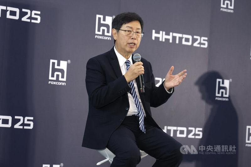 2025鴻海年度科技日（HHTD 25）21日在台北南港展覽館1館盛大登場，會後鴻海董事長劉揚偉（圖）接受聯訪，回應有關台美關稅談判及未來AI電力問題。中央社記者翁睿坤攝　114年11月21日