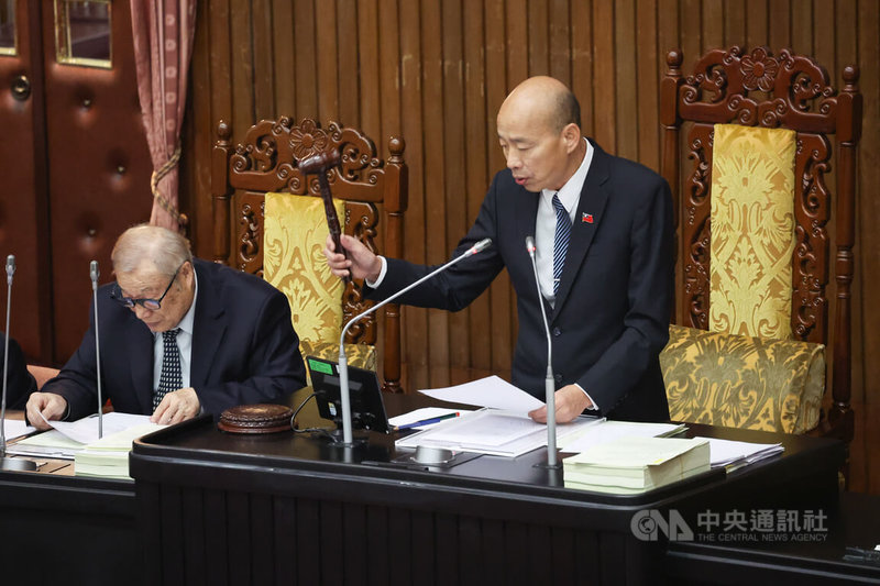 立法院會21日下午處理財劃法第16條之1、第38條之2條文修正草案，更正分配公式錯誤及施行日期相關規定，立法院長韓國瑜（右）敲槌宣布三讀通過。中央社記者趙世勳攝　114年11月21日