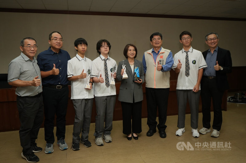 屏科實中學生周立行（右2）、林昱全（左4）與王詠鈞（左3）日前在第30屆FIRA RoboWorld Cup & Summit 2025中勇奪個人任務賽、聯合任務賽第1名及對戰大獎賽總冠軍，亮眼表現獲縣長周春米（右4）表揚肯定。中央社記者黃郁菁攝 　114年11月21日