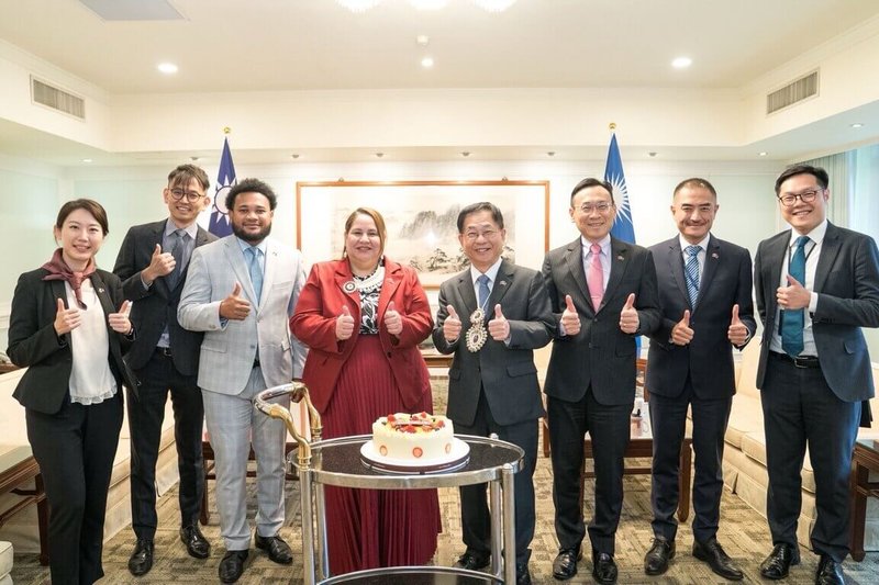 外交部常務次長葛葆萱（右4）20日在外交部與馬紹爾群島共和國駐台大使卡蒂爾（左4）共同慶賀兩國建交27週年。（外交部提供）中央社記者吳書緯傳真　114年11月21日