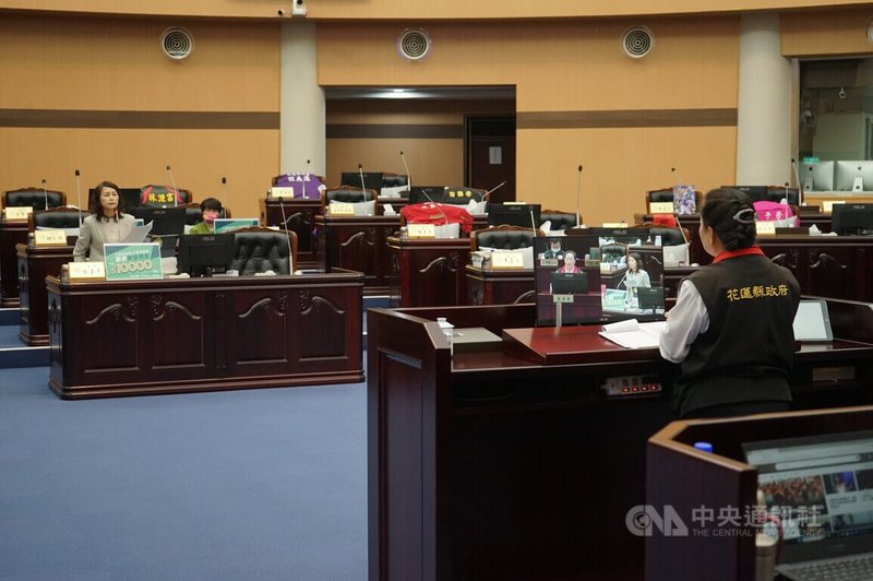 民進黨花蓮縣議員張美慧（左）21日在總質詢時提到，新財劃法讓花蓮縣政府有更多預算，卻沒用在刀口上，部落傳統祭儀、農會產銷班開會補助等預算暴增3倍以上，質疑是否為特定目的編列。中央社記者張祈攝　114年11月21日