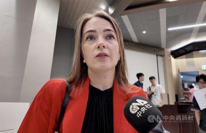 2022年諾貝爾和平獎得主、烏克蘭人權組織「公民自由中心」主席馬特維丘克出席泰國智庫舉行的論壇，並在論壇結束後接受中央社專訪。她呼籲，包括台灣社會在內，建立多元防護體系並為各種情境做好準備是每個社會的責任。中央社記者李宗憲曼谷攝　114年11月21日