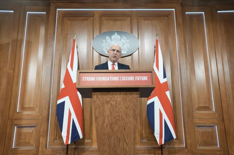 英國國防大臣希利（圖）19日表示，俄羅斯間諜船「琥珀」近幾週在英國周邊水域活動期間，曾瞄準監控它的英國空軍P-8「海神式」反潛巡邏機並發射雷射光束，影響英方飛行員。 （Stefan Rousseau/Pool via 路透社）