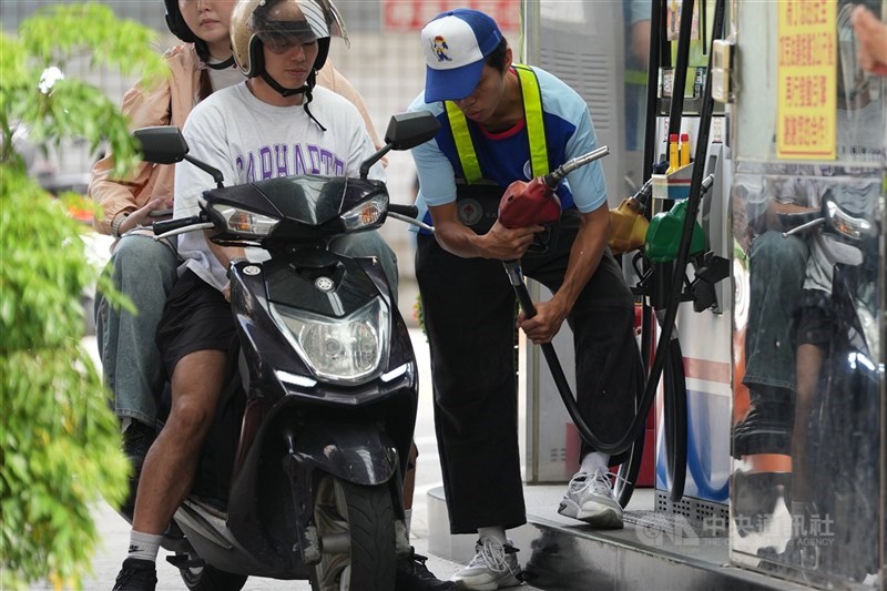 圖為民眾在台北市北投區加油站加油。（中央社檔案照片）