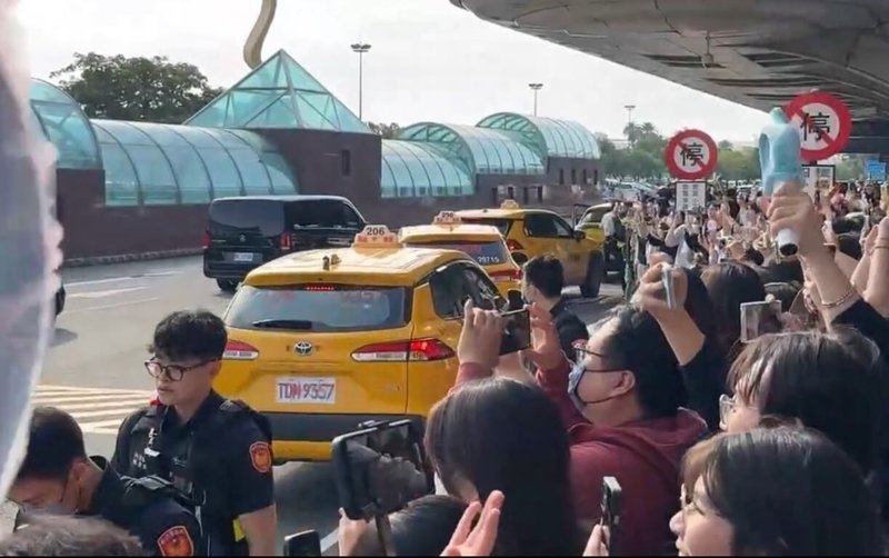 韓團TWICE將在高雄國家體育場（世運主場館）開唱，21日下午成員抵台，數百名粉絲擠滿高雄機場入境大廳和戶外連通道等，就為見上偶像一面。（讀者提供）中央社記者林巧璉傳真　114年11月21日