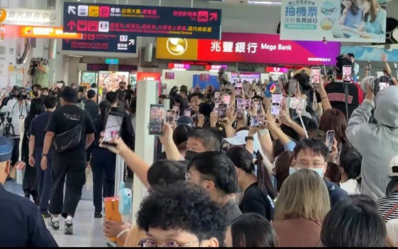 台灣成員子瑜所屬的韓團TWICE即將在高雄國家體育場（世運主場館）開唱，成員21日下午抵達高雄機場，她們未走VIP通道，而是與一般旅客一起出關，眾多粉絲在入境大廳守候。（讀者提供）中央社記者林巧璉傳真　114年11月21日