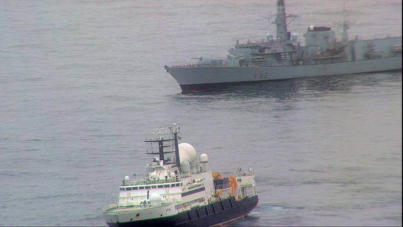 俄羅斯間諜船「琥珀」（前）近日在英國周邊活動，曾侵擾英國專屬經濟海域，英方出動巡防艦「薩默塞特號」（後）監控。（英國國防部提供）中央社記者陳韻聿倫敦傳真　114年11月21日