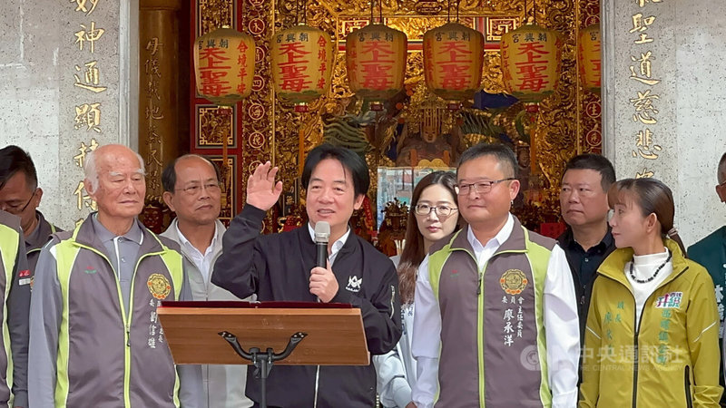 總統賴清德（持麥克風者）21日到雲林縣參拜西螺吳厝朝興宮，呼籲大家團結、一起打拚，共同對抗境外威脅，「不同黨沒關係，同一國最要緊」。中央社記者姜宜菁攝　114年11月21日