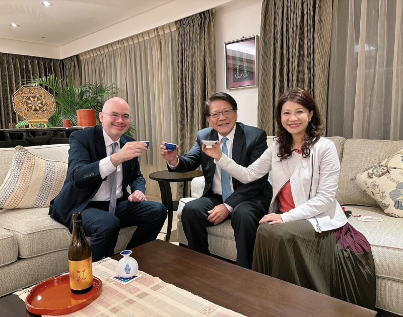 圖為美國在台協會（AIT）處長谷立言（左）與總統府秘書長潘孟安（中）、民進黨立委林楚茵（右）舉杯展現美台共同支持日本。（照片取自AIT臉書粉絲頁）