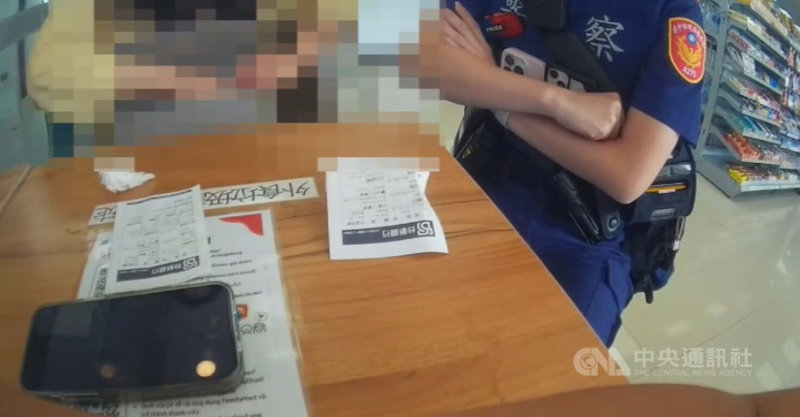 台中陳姓女子（左）日前認識網友，對方稱見面須先買禮物卡，陳姓女子不從，對方就自稱是黑幫將對陳姓女子家人不利，陳姓女子到便利商店準備提款交易，由於感到害怕而情緒崩潰，員警到場安撫確認詐騙阻詐。（翻攝照片）中央社記者蘇木春傳真　114年11月21日