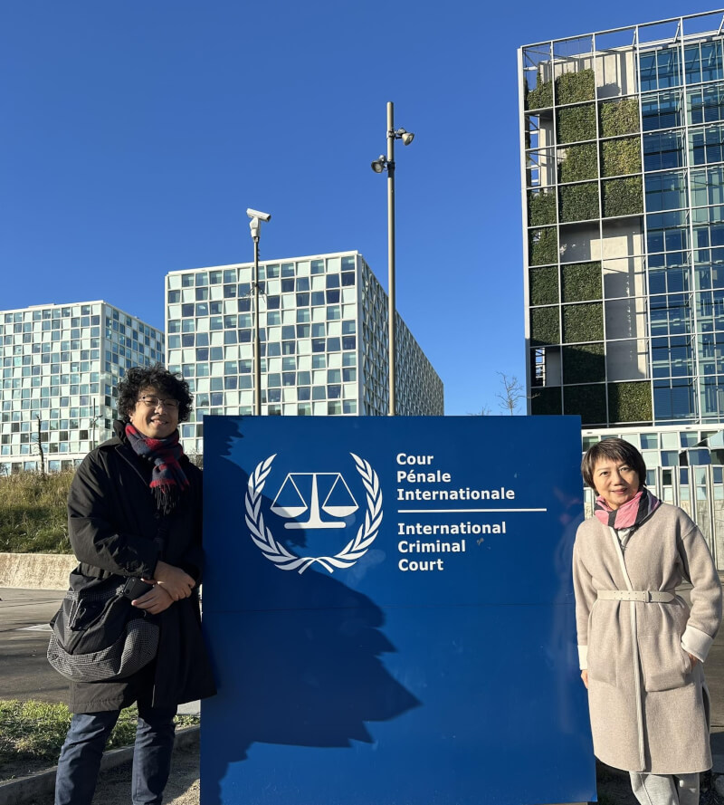 民進黨立委范雲（右）、沈伯洋（左）赴荷蘭出席國際自由聯盟會議，范雲21日晚上發布兩人站在對世界人權有著重要意義的國際刑事法院前的合照。（圖取自facebook.com/daan4fanyun）