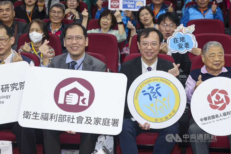 中華民國老人福利推動聯盟21日舉行2025幸福從鄰開始從心延續研討會暨成果分享交流會，衛福部長石崇良（前右2）與衛福部社會及家庭署署長周道君（前右3）一同出席。中央社記者鄭清元攝　114年11月21日
