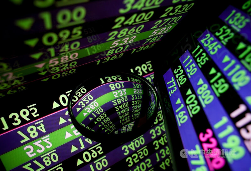 隨著美股收低，台股21日同步走弱，盤中加權指數滑落至26535.68點，創下波段新低，重挫890.68點。中央社記者謝佳璋攝  114年11月21日