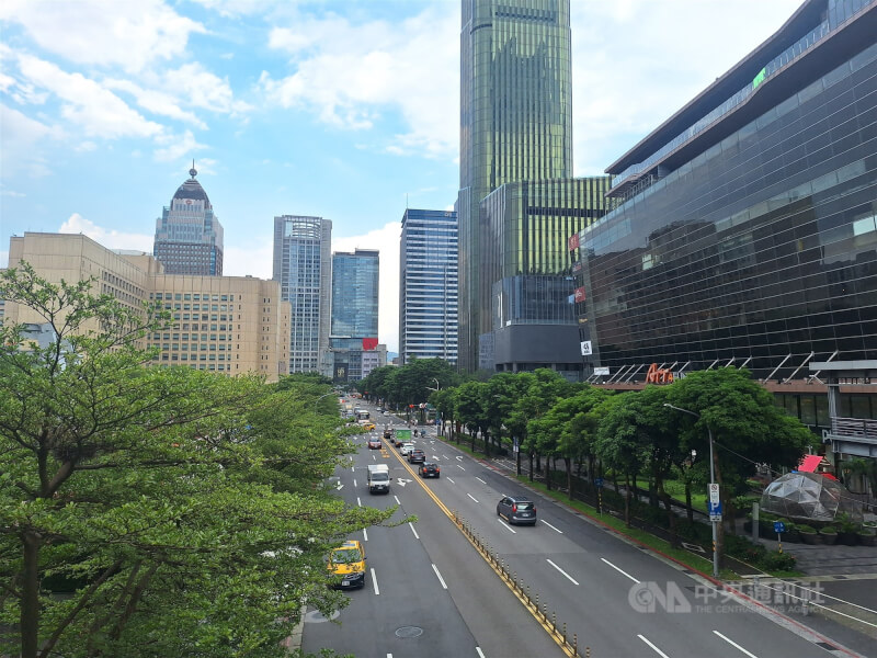 英國金融時報21日引述知情人士報導，台美關稅協議預料近期將公布，台灣承諾投資美國的金額可能約為4000億美元。圖為台北市信義區街景。（中央社檔案照片）