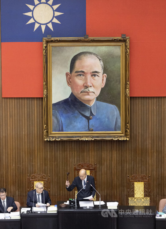 立法院會21日下午處理攸關公投綁大選的公投法第23條條文修正草案，立法院長韓國瑜（中）敲槌宣布三讀通過。中央社記者趙世勳攝　114年11月21日