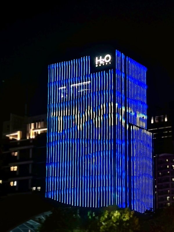 韓國女團TWICE將於22、23日在高雄世運主場館開唱，高雄處處皆有「藍燈」應援。（高雄市觀光局提供）中央社記者林巧璉傳真　114年11月21日