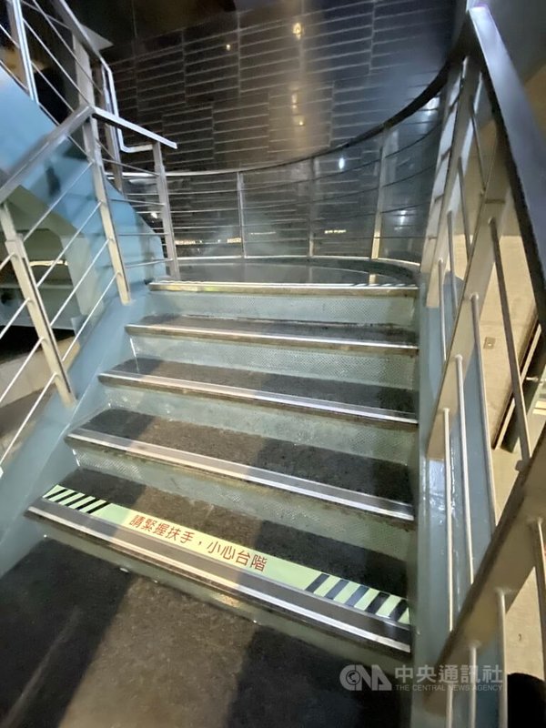 新北市政府大廳通往地下1樓的迴旋梯較為陡峭，日前有名阿嬤不慎摔傷。市府21日表示，已在牆面增加照明燈光，並於階梯貼警語提示，並建議長輩多搭乘電梯。中央社記者黃旭昇新北市攝　114年11月21日
