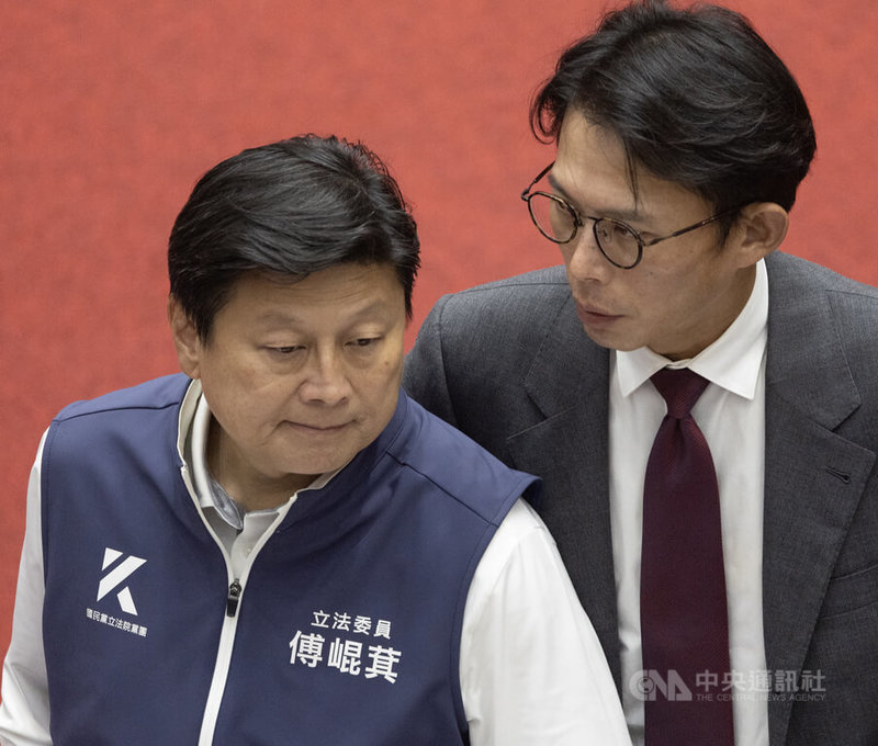 在藍白聯手下,立法院會21日下午經表決,確認三讀通過公投法第23條條文修正草案,國民黨立法院黨團總召傅崐萁(左)、民眾黨立法院黨團總召黃國昌(右)在議場交換意見。中央社記者趙世勳攝 114年11月21日