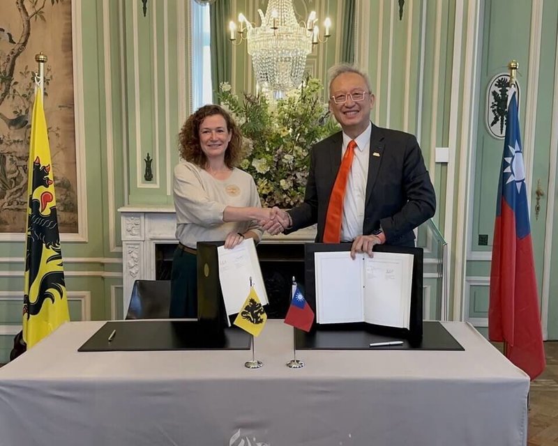 台灣與比利時佛拉蒙大區20日在比利時布魯塞爾舉行第2次「合作諮商會議」，分別由外交部政務次長吳志中（右）與佛拉蒙大區政府外事部秘書長碧寧絲（左）共同主持。（外交部提供）中央社記者吳書緯傳真　114年11月21日