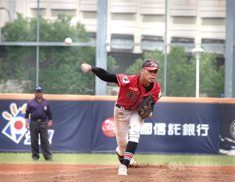 金門農工今年黑豹旗闖進16強寫隊史新猷，王牌投手洪嘉恩（前）身高184公分，非科班出身，卻可以投到138公里、也是亮點，他目標畢業投到145公里。中央社記者謝靜雯攝  114年11月21日