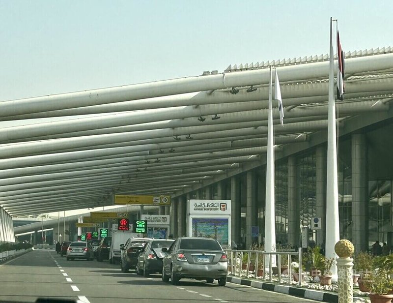 為鞏固觀光旅遊對埃及經濟發展的重要地位，埃及政府持續簡化簽證程序，並推動數位化入境服務。現在5年多次入境旅遊簽證持有人，每次入境最多可停留180天；2026年4月前，國際旅客可享96小時免費過境簽證。圖為開羅國際機場出境大廈。中央社記者施婉清開羅攝 114年11月21日