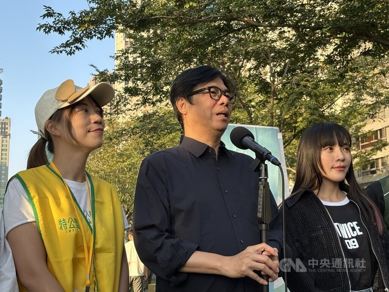 高雄市長陳其邁（中）22日出席彩繪輕軌列車活動前接受媒體聯訪，他表示，有注意到國民黨立委陳菁徽用岡山區碧紅里長李有財在個人臉書（Facebook）上的變造合成照片惡意連結、栽贓抹黑，將提告。中央社記者林巧璉攝　114年11月22日