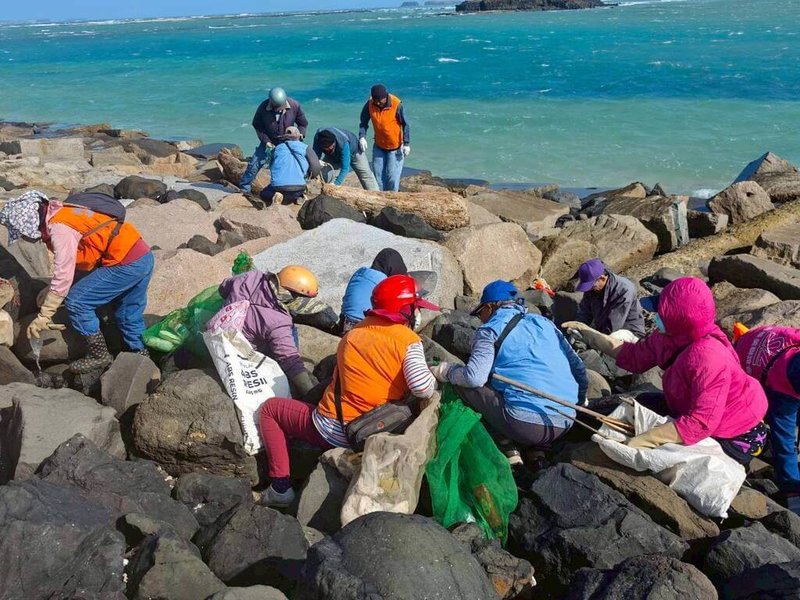凜冽的東北季風挾帶各式海漂廢棄物，澎湖湖西鄉公所22日在著名的「摩西分海」海岸辦理淨灘活動，近500位大小民眾在短短2個小時，合力清理出4700餘公斤的海漂垃圾，讓海岸線回復昔日的美麗風貌。（澎湖湖西鄉公所提供）中央社   114年11月22日