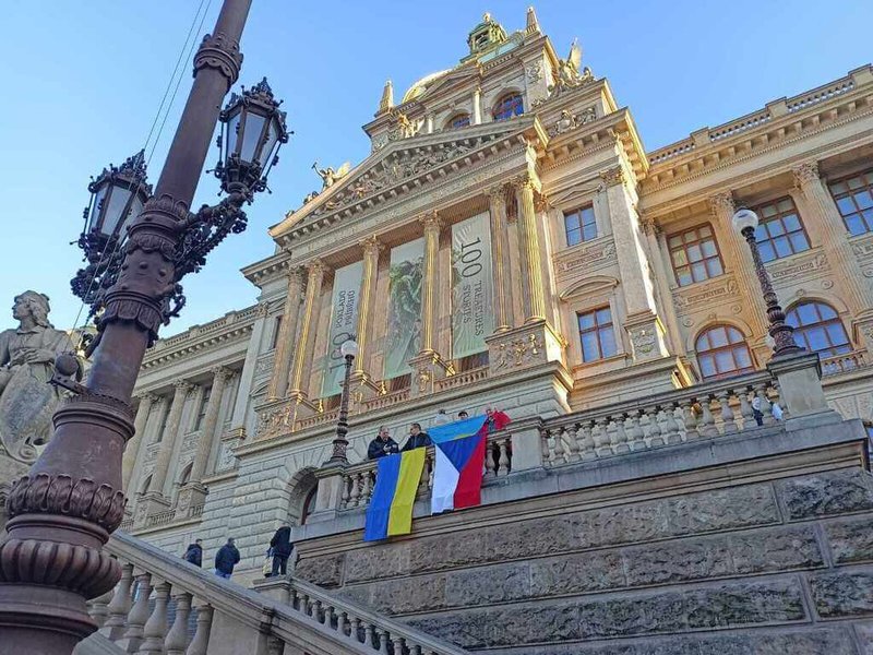 示威團體Kaputin近日在捷克國家博物館正門抗議，要求館方重新掛回烏克蘭國旗，吸引百人響應，而當時博物館外牆懸掛的是故宮文物展海報。（Kaputin提供）中央社記者劉郁葶布拉格傳真　114年11月22日