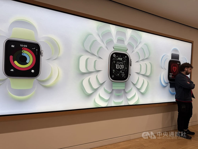 瑞士年輕人智慧型手錶的市場詢問度非常高，在健康成為一種生活方式和地位象徵的社會趨勢下，智慧型手錶可以追蹤各種健康指標，如心率、步數、消耗的卡路里和睡眠模式等，同時也代表著現代時尚。中央社記者郭芳君蘇黎世攝 114年11月22日