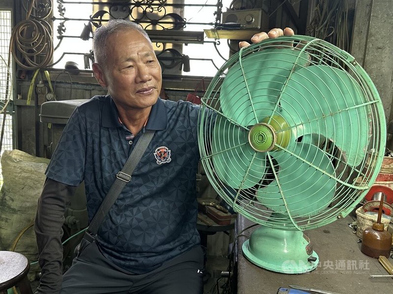 曾先生帶著幼時家中就有的老電扇找75歲鄭清木維修，曾先生說，老電扇陪他成長，將來還要傳給兒子，兒子傳給孫子，代代相傳。中央社記者趙麗妍攝 114年11月22日