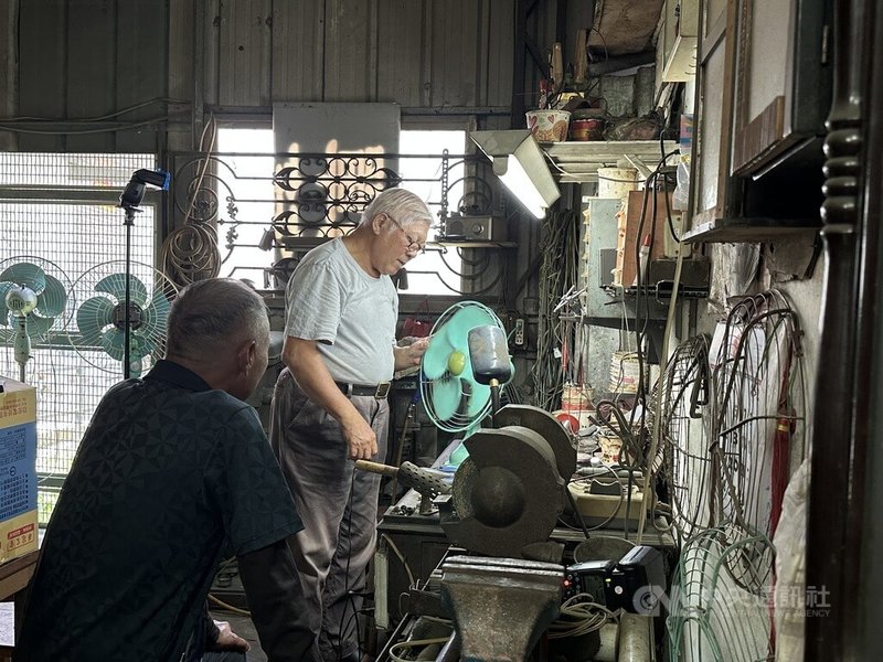 75歲鄭清木維修電扇時，動作十分俐落，常有許多民眾帶著家中老電扇上門請求維修。中央社記者趙麗妍攝 114年11月22日
