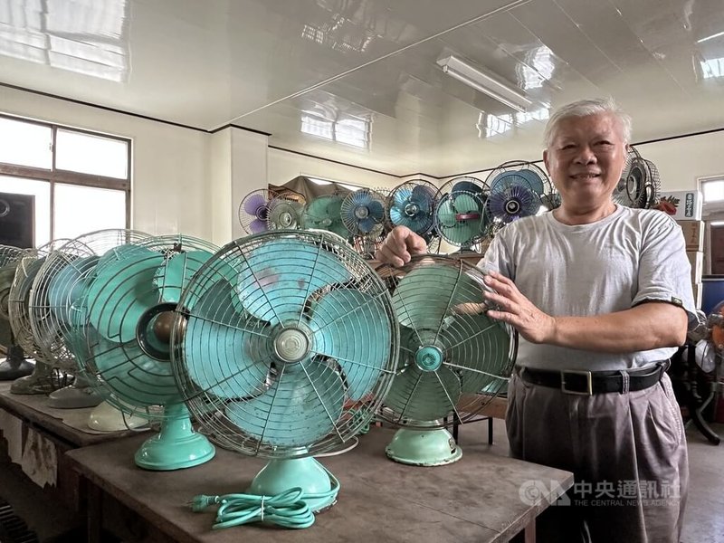 75歲鄭清木是維修老電扇的師傅，已維修上千台，工作室桌上擺放多台老電扇，全經他巧手修復獲重生。中央社記者趙麗妍攝 114年11月22日