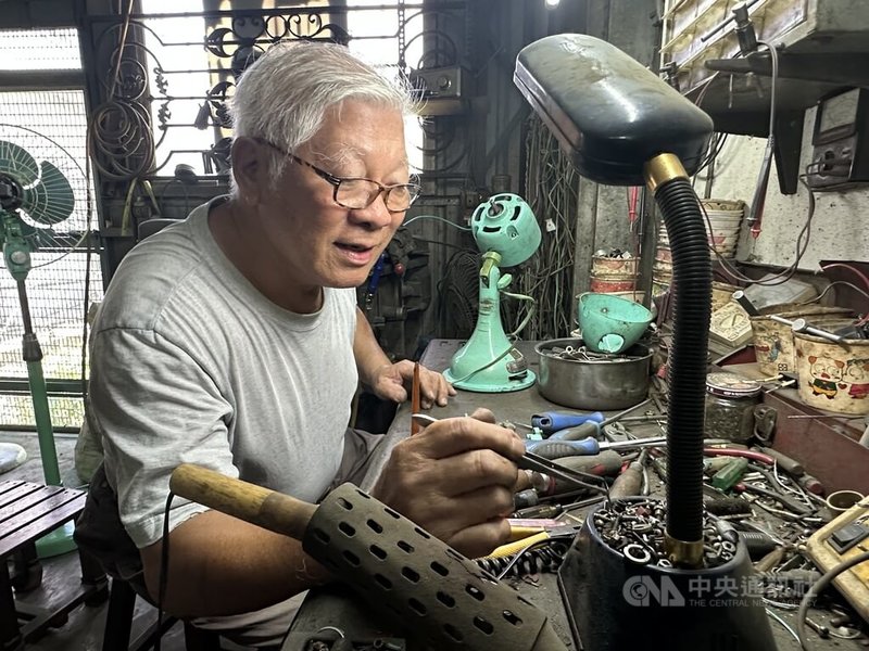 75歲鄭清木是維修老電扇的師傅，工作時動作十分俐落，挑揀新零件為老電扇更換。中央社記者趙麗妍攝　114年11月22日