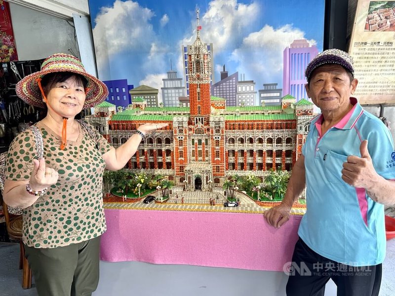 彰化縣田尾鄉75歲巫裕豐（右）與73歲妻子邱碧梅（左）耗時2年多，以超過10萬張回收四色牌摺出總統府模型。中央社記者鄭維真攝 114年11月22日