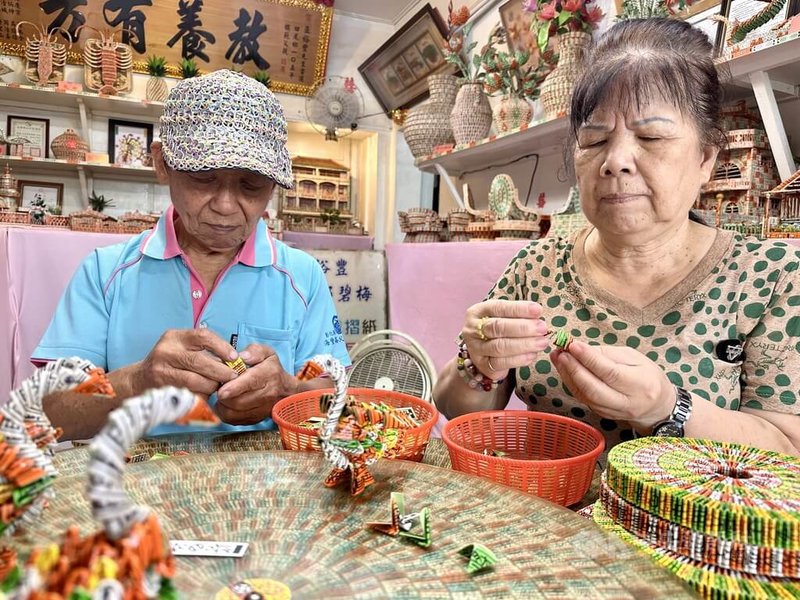 彰化縣田尾鄉海豐村夫妻檔巫裕豐（左）與邱碧梅（右）熱愛以四色牌創作，兩人會分工合作並交流意見。中央社記者鄭維真攝 114年11月22日