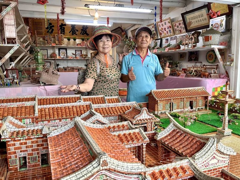 彰化縣田尾鄉夫妻檔巫裕豐（右）與邱碧梅（左）歷時2年，以四色牌仿建出台灣少數保存完整大宅之一益源古厝模型。中央社記者鄭維真攝　114年11月22日