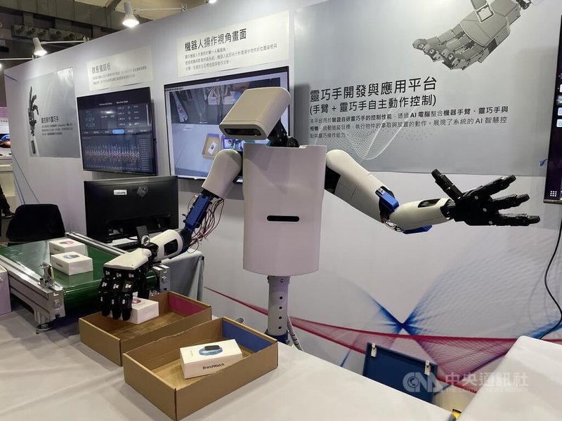 鴻海科技日22日開放一般民眾參觀，現場機器人靈巧手動作應用成為焦點。 中央社記者鍾榮峰攝 114年11月22日