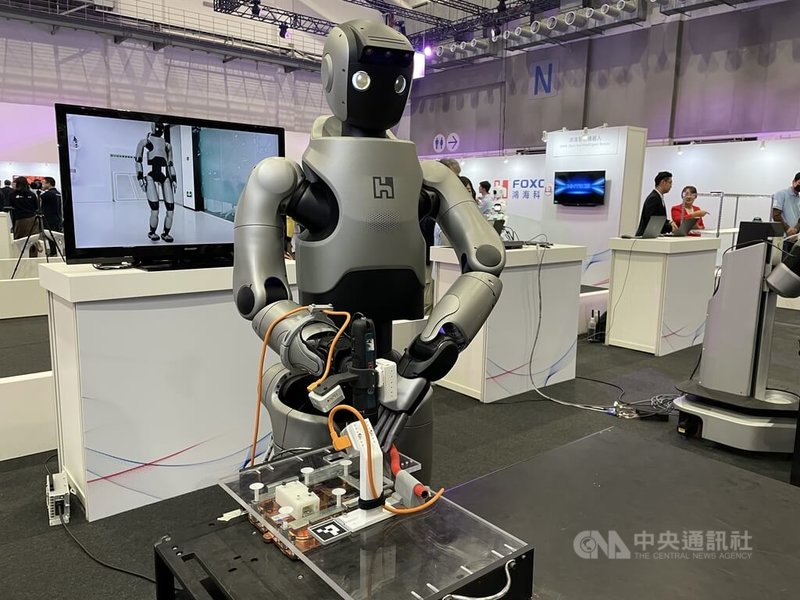 鴻海科技日22日開放一般民眾參觀，現場AI工業人形機器人展示高精度鎖螺絲作業。 中央社記者鍾榮峰攝 114年11月22日