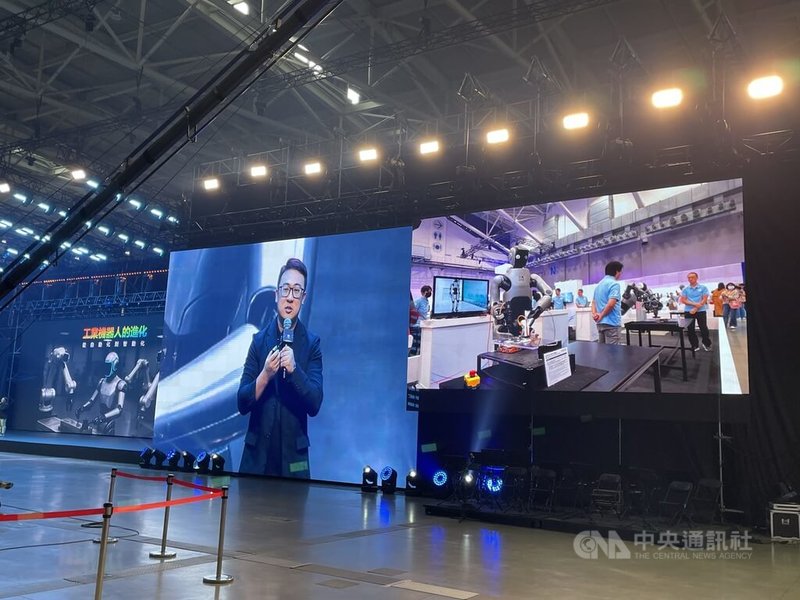 鴻海科技日22日持續登場，鴻海集團數位長史喆（圖）在機器人科技論壇表示，鴻海要打造AI智慧製造生態系，積極布局AI機器人解決方案。 中央社記者鍾榮峰攝 114年11月22日