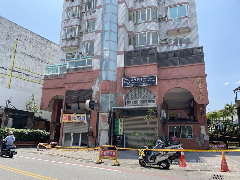 花蓮市馥邑京華社區在0403強震後嚴重受損，專家鑑定後建議6棟大樓全拆，拆除工程由中央負責，花蓮縣府負責鄰損住戶進行臨時安置、交通管制規劃等，預計12月開說明會，農曆春節後開工，工期暫估6個月。中央社記者張祈攝 114年11月22日
