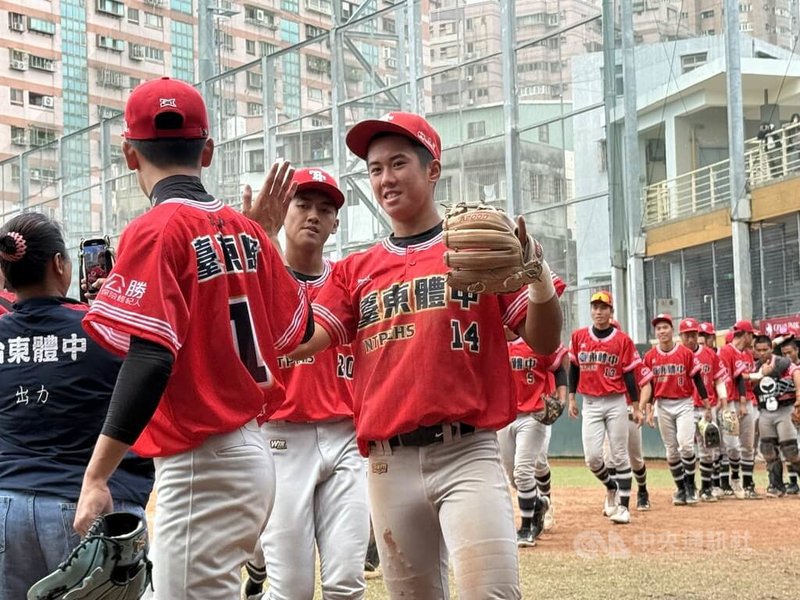 黑豹旗青棒賽台東體中（紅衣）22日16強賽與興大附農交手，東體投打發揮以9比3搶勝，睽違4年重返8強。中央社記者謝靜雯攝　114年11月22日